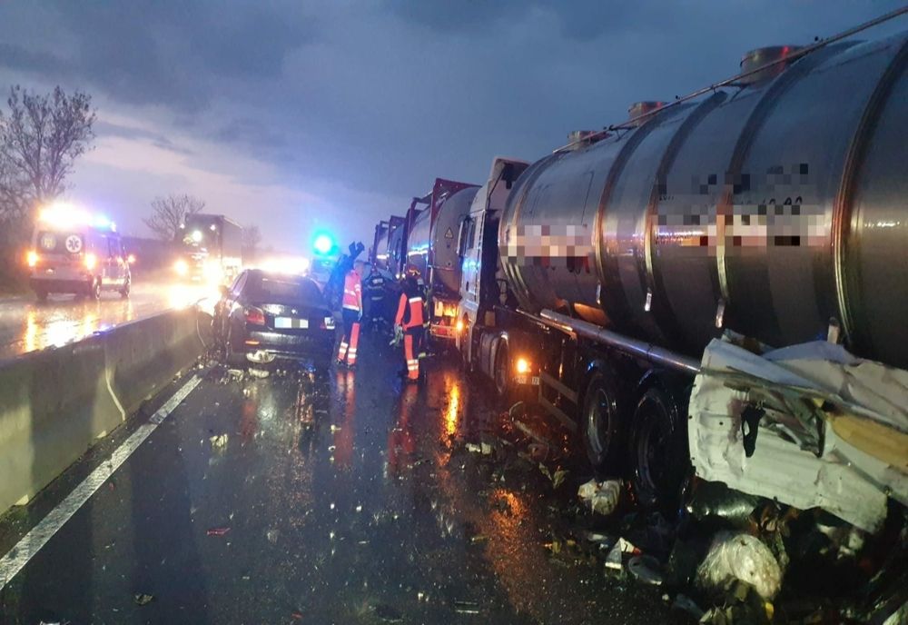 Accident rutier pe DN 5. Sunt implicate trei autovehicule 