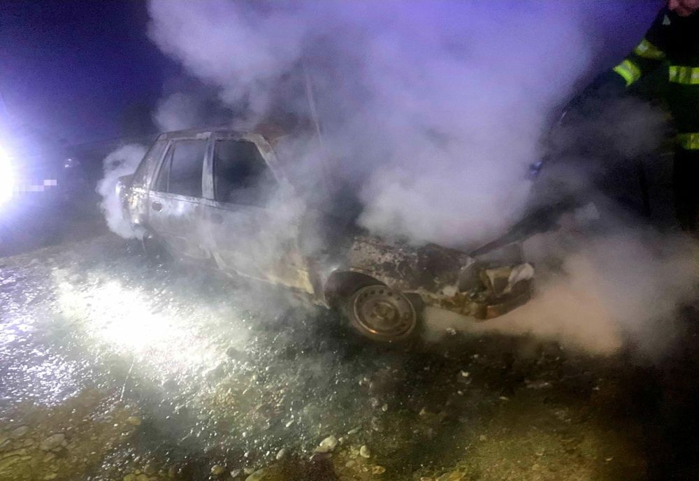 Giurgiu. Un autoturism a luat foc în apropierea unui depozit 