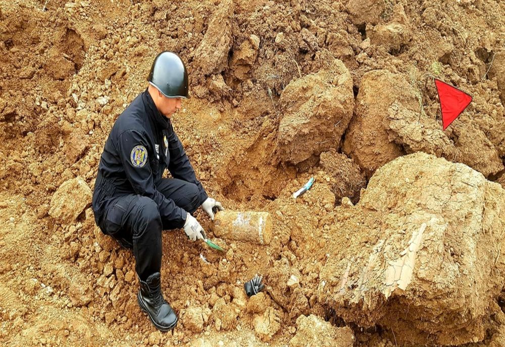 Proiectil de calibrul 152 mm, descoperit pe izlazul comunal dintr-o comună din Giurgiu
