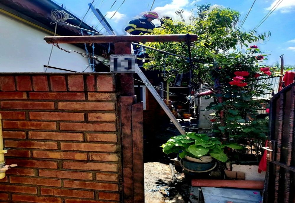 Giurgiu. Incendiu la o casă de locuit din cauza unei lumânări lăsată nesupravegheată