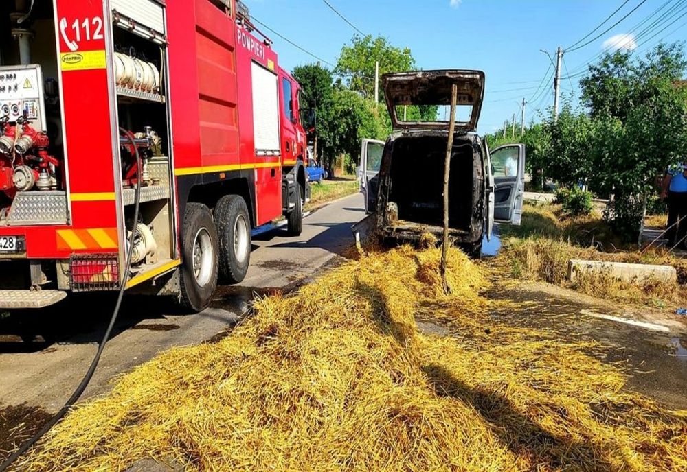 Giurgiu. O autoutilitară cu remorcă, încărcate cu fân, distruse de flăcări