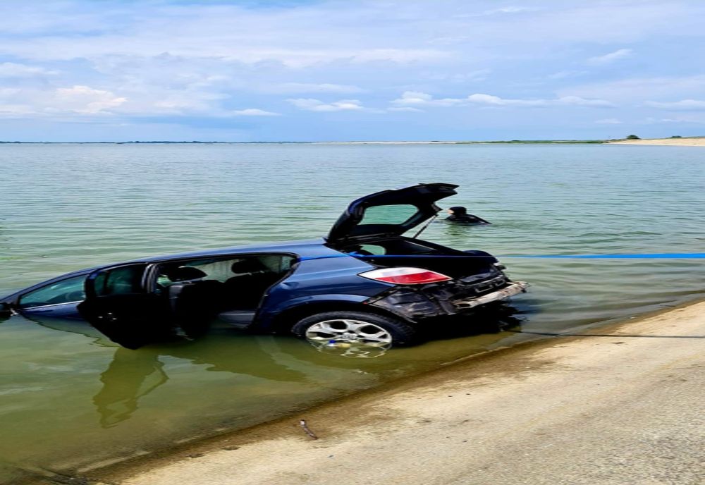 Giurgiu. Un bărbat a căzut cu autoturismul în râul Argeş, în zona barajului de la Mihăileşti- video 