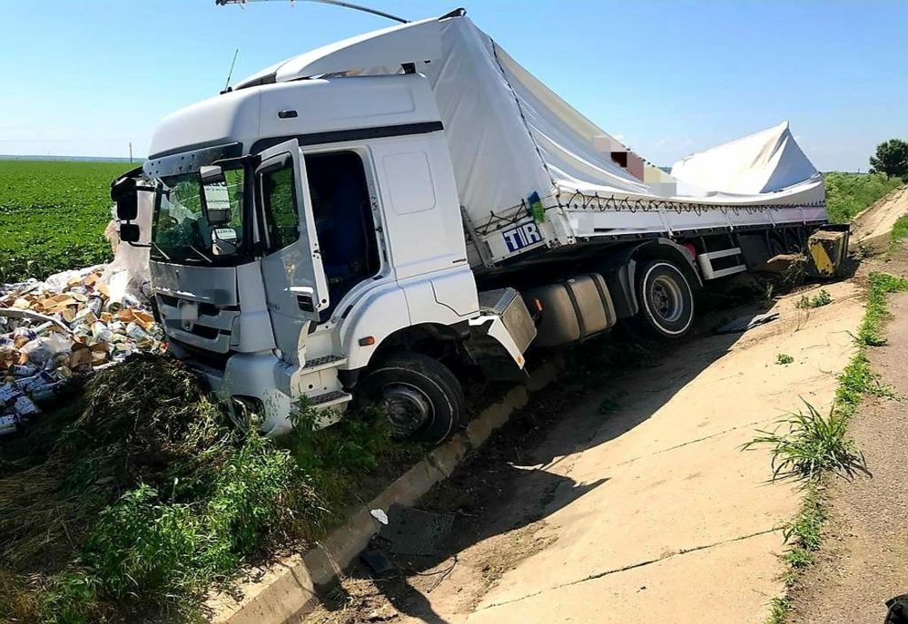 Giurgiu. TIR încărcat cu măsline, răsturnat pe DN5, la Călugăreni