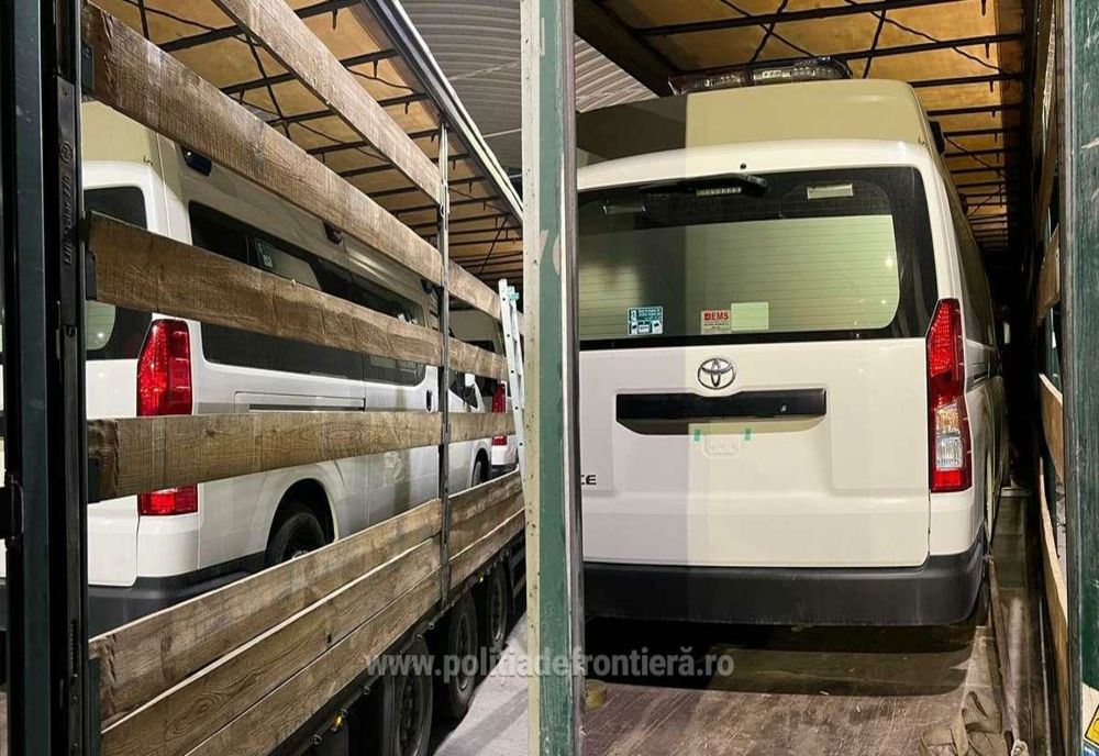 Tineri afgani, ascunși într-o ambulanță transportată pe un ansamblu rutier, depistați în PTF Giurgiu