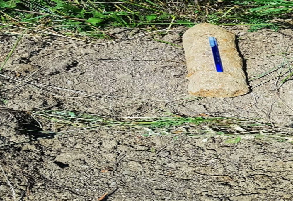 Proiectil exploziv de calibrul 76 mm descoperit în urma unor lucrări de excavare, la Falaştoaca