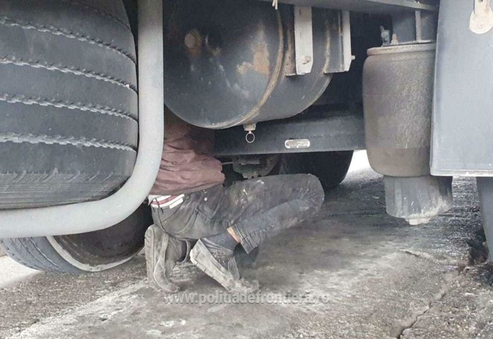 Cetățean palestinian ascuns pe osia semiremorcii descoperit de polițiștii de frontieră giurgiuveni 