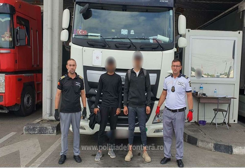 Doi cetățeni palestinieni ascunşi într-un autocamion, depistaţi la PTF Giurgiu 