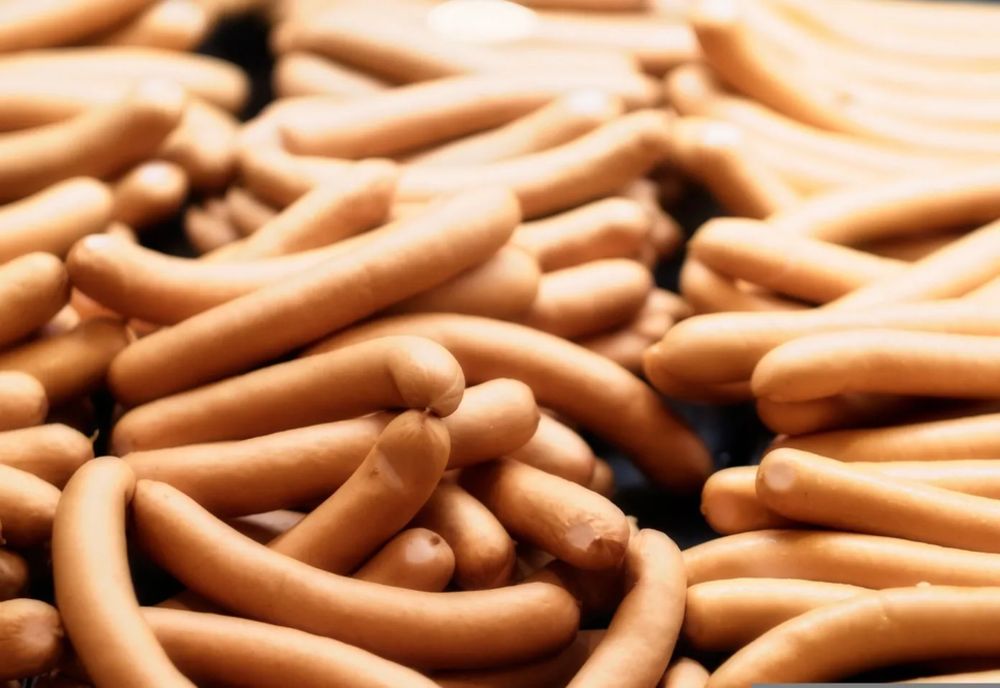 Crenvurşti, retraşi de la vânzare din magazinele din România