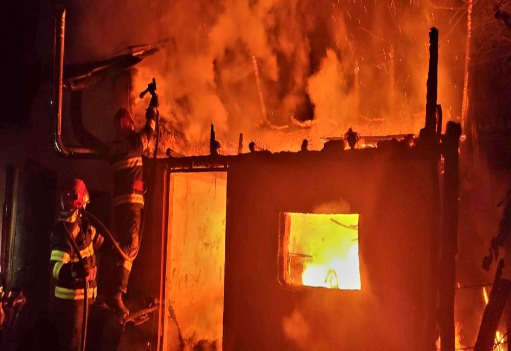 Incendiu violent într-o gospodărie din Malu. Două autospeciale de pompieri au intervenit pentru stingerea focului