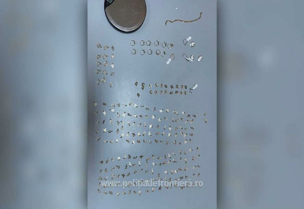 Giurgiu. Peste 200 de grame bijuterii din aur, descoperite într-un autocar