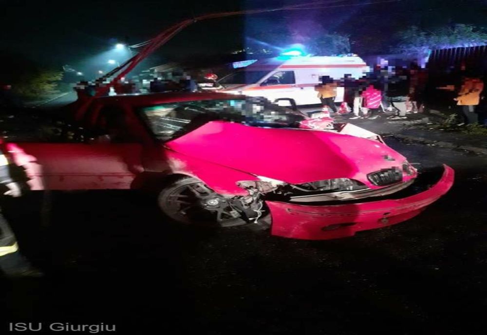 Giurgiu. Doi tineri au rămas încarceraţi după ce au intrat cu maşina într-un stâlp de electricitate