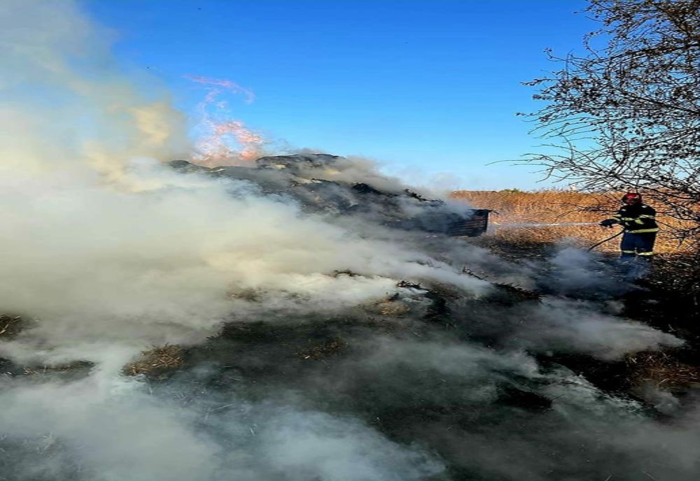 Sute de baloţi de coceni şi două remorci, distruse de un incendiu, la Colibaşi