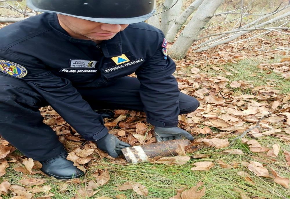 Proiectil exploziv, descoperit printre frunze, în localitatea Frasinu