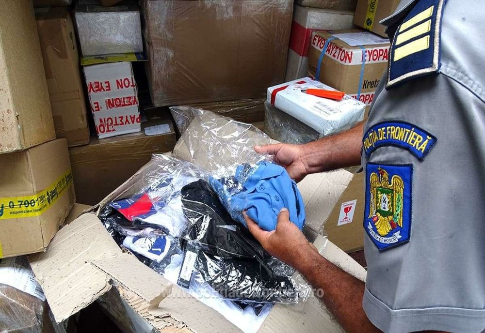Giurgiu. Articole vestimentare şi încălţăminte contrafăcute, descoperite într-un autocar