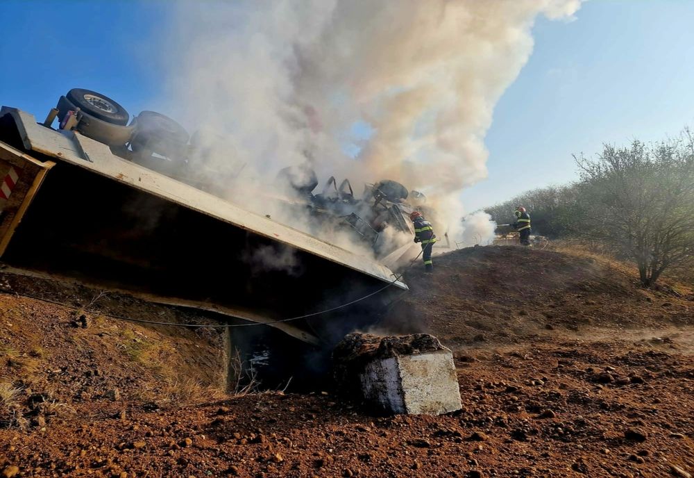 Giurgiu. Un camion încărcat cu balastru s-a răsturnat pe DN 61. Autovehiculul de mare tonaj a luat foc