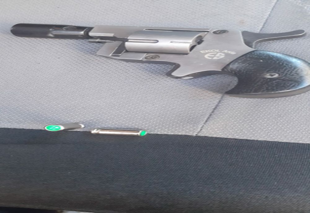 Giurgiu. Un bărbat a fost găsit cu un pistol asupra sa, chiar în preajma unui cunoscut liceu din localitate!