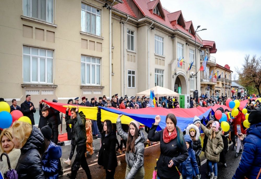 Sute de giurgiuveni au sărbătorit Ziua Naţională în stradă