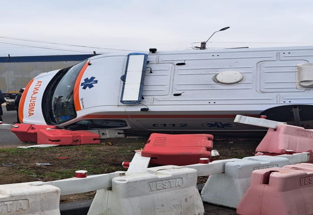 Ambulanţă implicată într-un accident rutier, la Ghimpaţi. Două persoane au fost transportate la spital 