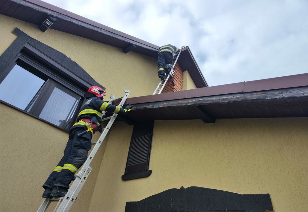 Casă în flăcări la Măgurele din cauza unui coş de fum. Au intervenit pompierii de la Garda Mihăileşti