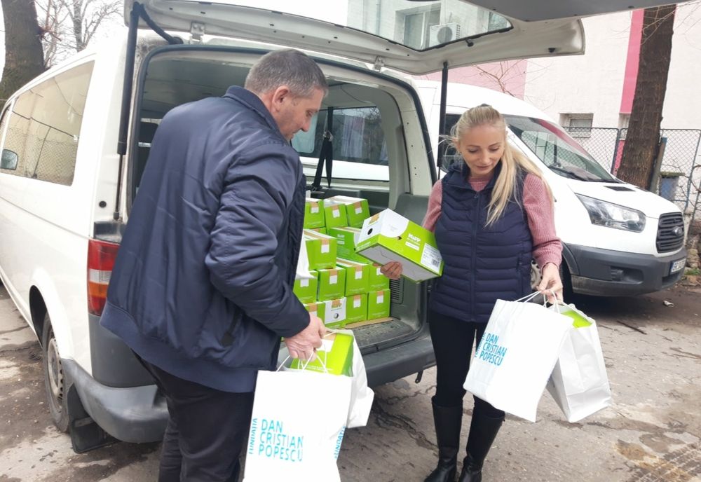 Produse alimentare donate de o fundaţie din Bucureşti pentru copiii din centrele de tip familial din Giurgiu