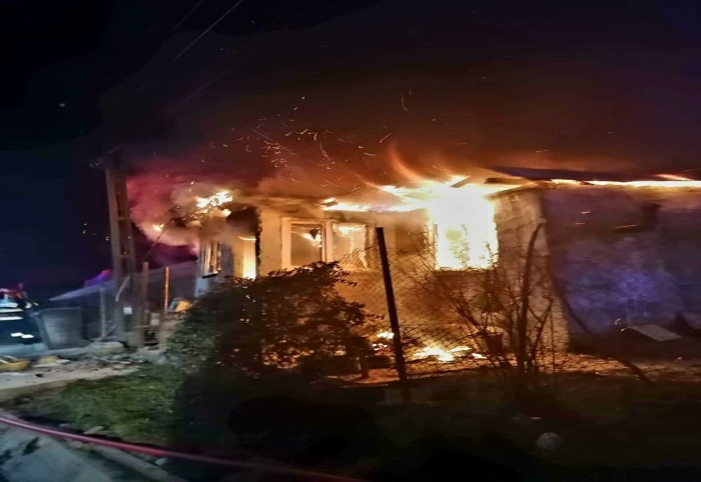 Casa unei familii din Cucuruzu, distrusă de un incendiu