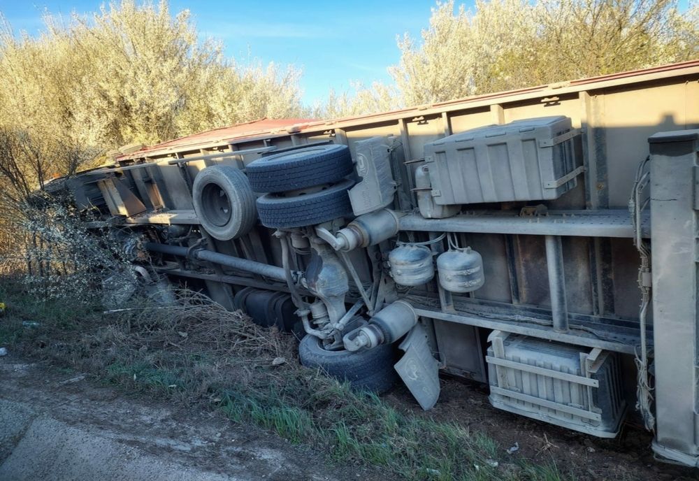 Giurgiu. Un TIR încărcat cu rafturi metalice şi saltele s-a răsturnat pe DN 5 