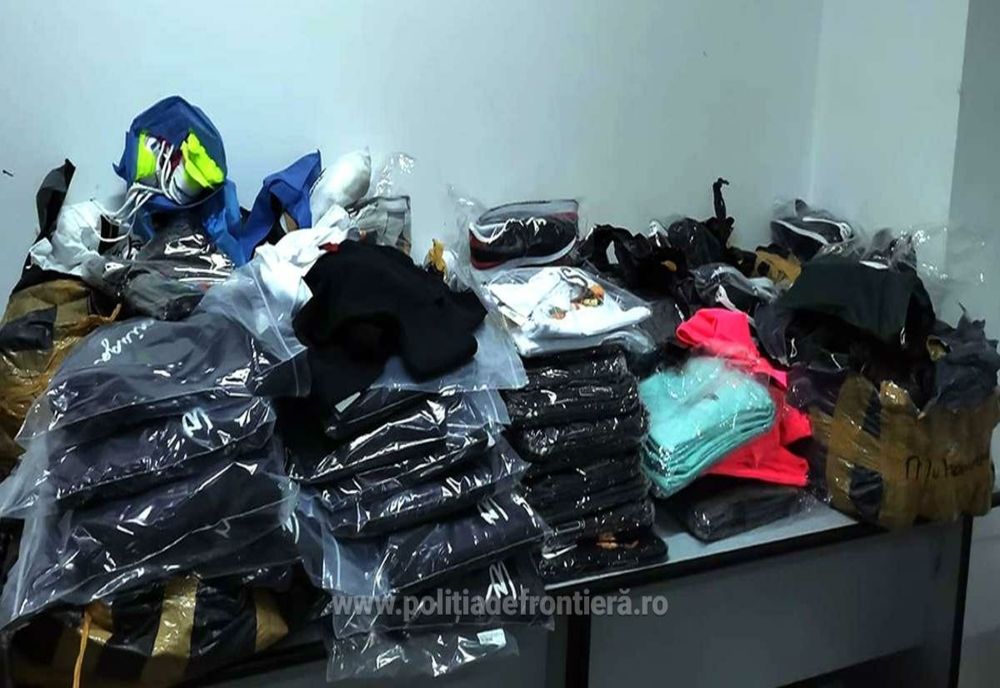 Parfumuri, haine şi articole de marochinărie contrafăcute, descoperite în mai multe autocare, la PTF Giurgiu