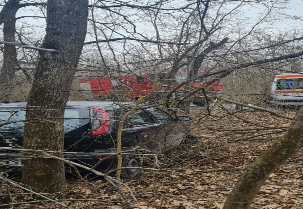 Giurgiu. Autoturism ieşit în afara părţii carosabile pe DC 107 între Călugăreni şi Hulubeşti. O femeie a fost transportată la spital