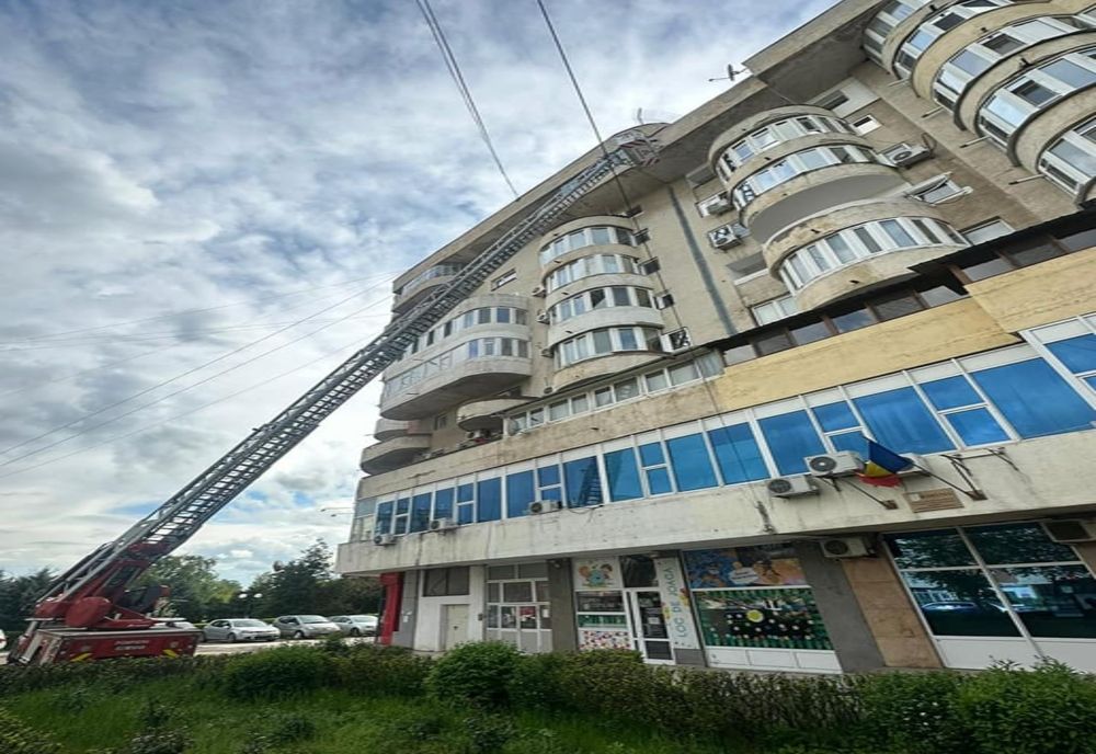 Giurgiu. Atenţie, cad bucăţi de tencuială de la faţada unui bloc!  Pompierii au intervenit de urgenţă