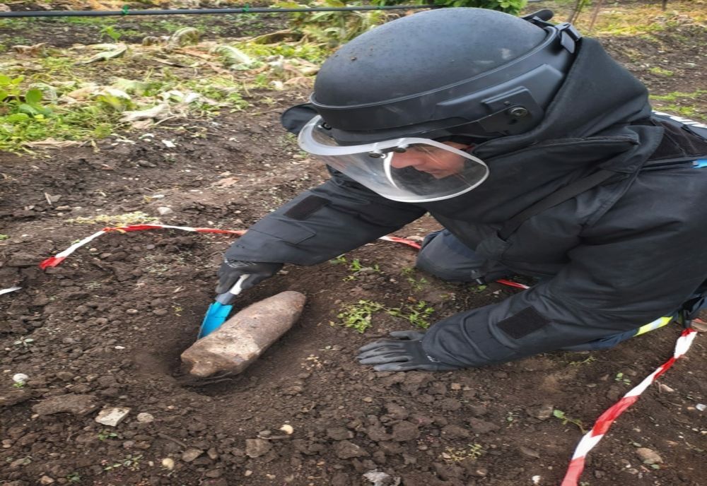 Un bărbat din Daia a găsit un proiectil în timp ce săpa în curte