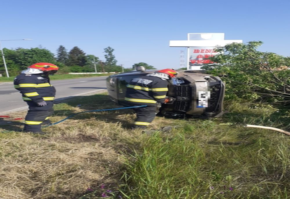 Accident în Ghimpaţi. Un autoturism s-a răsturnat în afara părţii carosabile