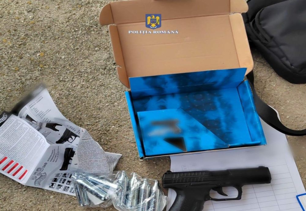 Giurgiu. Bărbat cercetat după ce a tras cu un pistol cu gaz într-un câine comunitar. Ce au descoperit poliţiştii la domiciliul acestuia