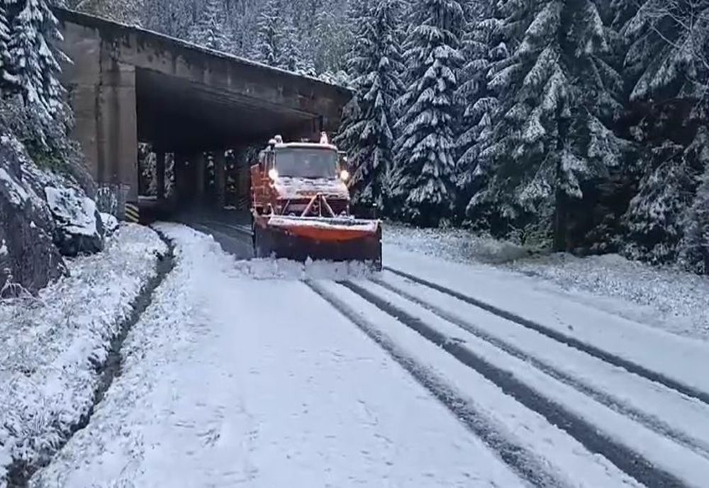 Iarna și-a intrat în drepturi în mai multe zone din țară. Ninge abundent, drumuri blocate VIDEO