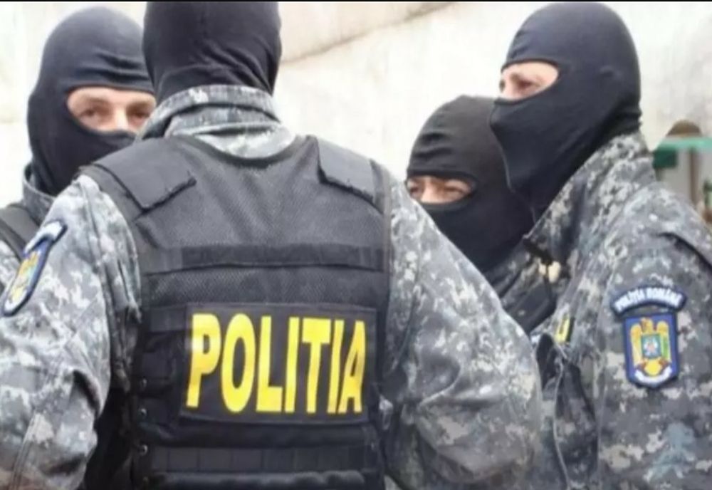 Percheziții pentru proxenetism, camătă, jocuri de noroc și violențe: mascații au descins în 5 locații din țară