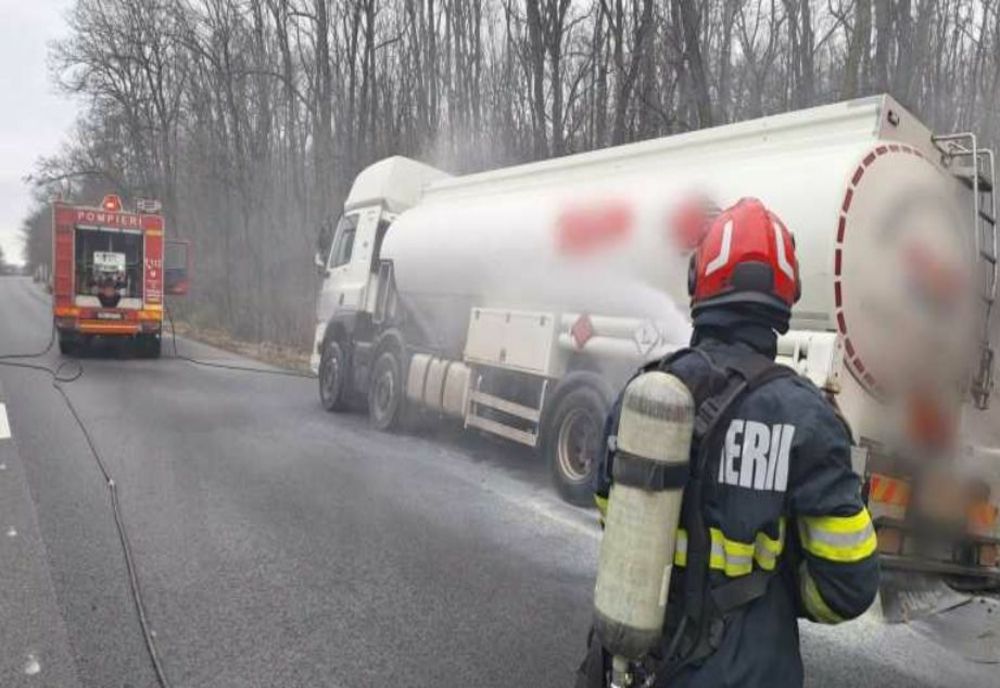 O cisternă încărcată cu motorină a luat foc pe autostrada A 1