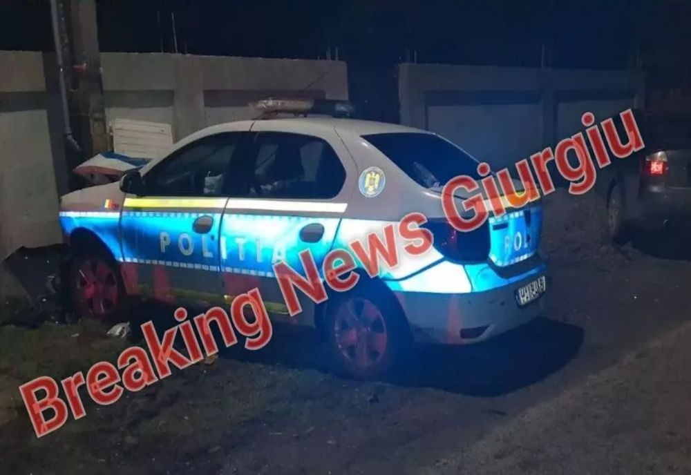 Polițistă rănită după ce autospeciala în care se afla a fost lovită de o șoferiță și proiectată într-un stâlp de iluminat