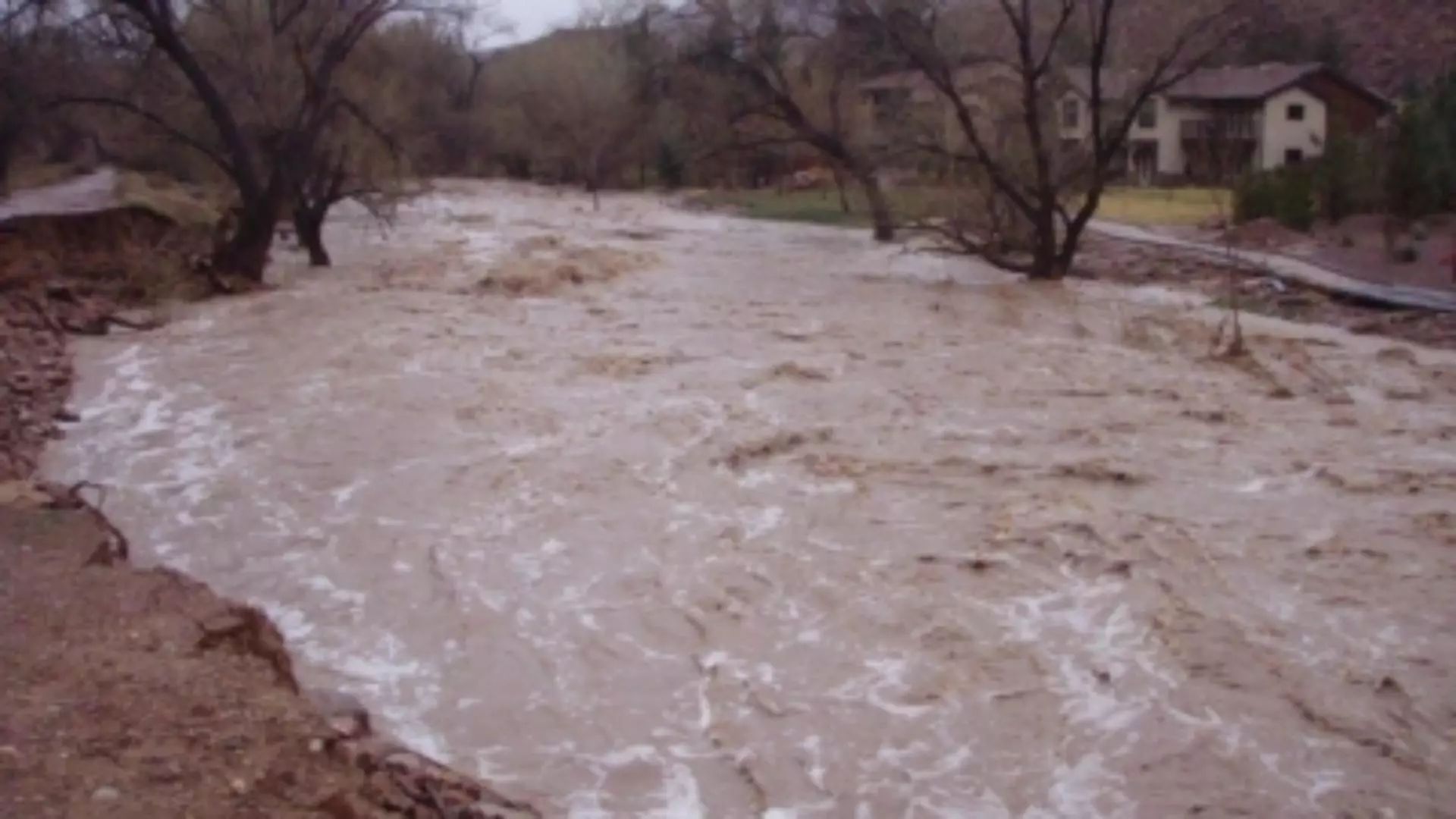 Risc crescut de inundații pe mai multe râuri din România. Avertizări hidrologice în vigoare până la finalul săptămânii