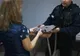 Un jandarm a înapoiat unei femei geanta pe care o pierduse pe stradă