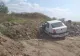 Un tânăr a intrat cu mașina într-o grămadă de pământ