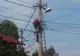 Un angajat al unei firme de cablu a murit după ce s-a electrocutat și a căzut de pe scara metalică