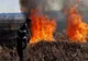 Incendiu violent la Vlaşin, din cauza unui foc lăsat nesupravegheat. Unui bătrân i s-a acordat primul ajutor