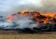 Giurgiu. Incendiu într-o hală de furaje. 60 tone de baloţi de fân mistuiţi de flăcări, la Podul Doamnei