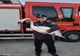 Giurgiu. O lebădă aflată în pericol de înec după ce fusese prinsă într-un fir de nailon, a fost salvată de pompieri 