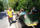 Voluntarii din Crevedia strâng deșeurile din pădure cu căruța