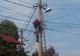 Un angajat al unei firme de cablu a murit după ce s-a electrocutat și a căzut de pe scara metalică